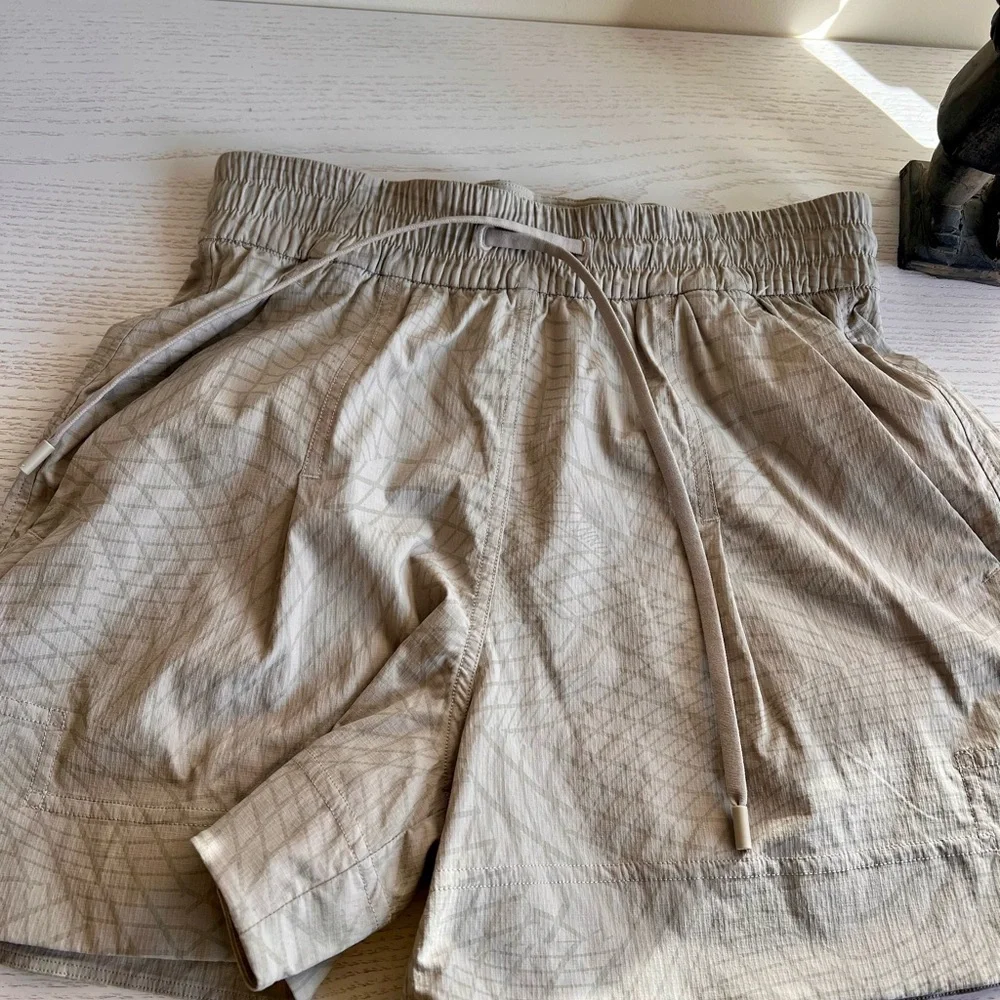 NWOT Lululemon Beige Patterned Drawstring Shorts - Picture 2 of 8